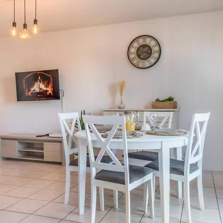Apartament Splendid T2 Piscine En Ete Avec Terrasse, Airbus Et Aeroport